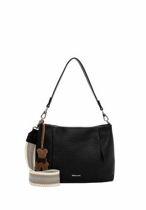 Borsa a tracolla in pelle nera lavorata con portachiavi a forma di orsetto marrone e tracolla intrecciata a righe beige, bianca e grigia.