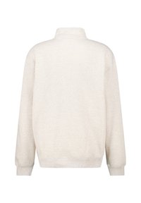 Felpa beige chiaro con colletto alto, maniche lunghe e polsini a costine. Tessuto morbido con una superficie liscia, privo di motivi o grafiche visibili.