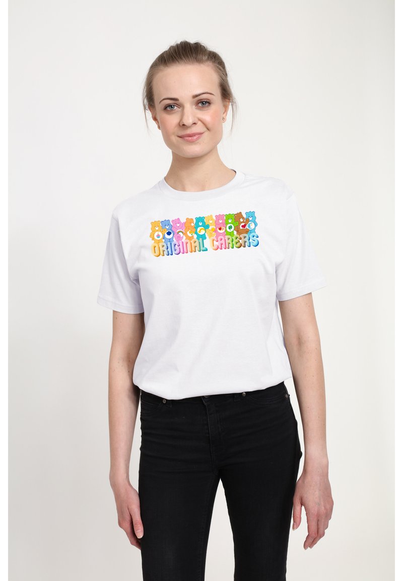 Hvid bomulds t-shirt med farverige bjørnegrafikker og teksten "ORIGINAL CARES" i et legende skrifttype over brystet. Slim-fit design.
