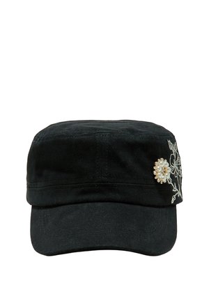 Casquette noire de style militaire avec broderie florale blanche et un cluster décoratif rond de perles blanches sur le côté.