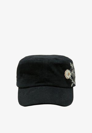Casquette noire de style militaire avec broderie florale blanche et un cluster décoratif rond de perles blanches sur le côté.