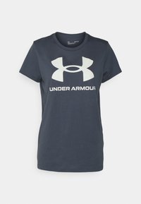 Mörkblå t-shirt med kort ärm i bomull och rund hals, med en stor vit Under Armour-logotyp över bröstet.