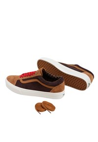 Zapatillas de ante marrón con cordones rojos, suela de goma blanca y detalles laterales en color beige. Incluye dos cordones marrones adicionales. Suela con agarre texturizado.