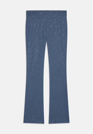 Zilās izpleču bikses, kas izgatavotas no gludas auduma, ar smalku plankumainu rakstu dažādās krāsās. Jostasvieta ir plata un elastīga.