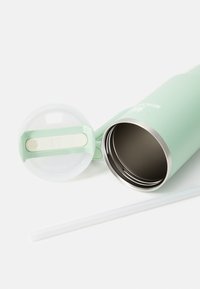Tazza isolata in acciaio inossidabile di colore verde menta, dotata di un coperchio trasparente con manico e una tracolla in silicone bianco, include una cannuccia riutilizzabile.