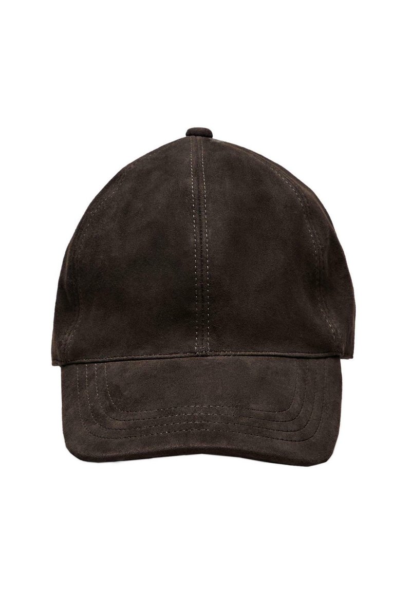 Cappello in suede marrone con visiera strutturata, caratterizzato da cuciture visibili e una linguetta in cima per la regolazione.