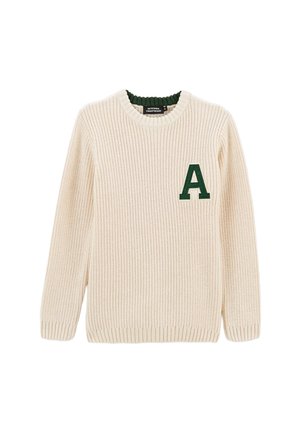 Pull en tricot crème avec un col côtelé. Présente une lettre "A" verte sur la poitrine gauche ainsi que des poignets et un ourlet côtelés. Texture douce.