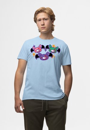 Henry Tiger, GLOOMY BEAR THE NAUGHTY GRIZZLY HALLOWEEN THREE BAT HEADS - T-shirt imprimé - light blue