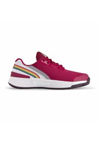 Zapatilla atlética magenta con parte superior de malla texturizada, acentos laterales en blanco y gris, rayas multicolores y suela de goma púrpura.