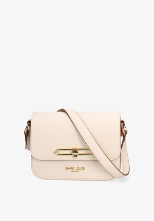 Cremekleurige leren crossbodytas met een goudkleurige sluiting en het geperste logo "MARC ELLIS NEW YORK" op de voorklep.