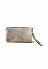 Clutch rettangolare in bronzo metallico con un cinturino da polso e dettagli in catena dorata su sfondo bianco.
