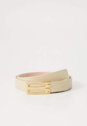 Beige leren riem met een structuur en een goudkleurige dubbele lus gesp, voorzien van een gladde binnenvoering en een strak ontwerp.