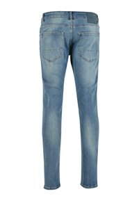 Lieknos fit tipo mėlynos džinsinės kelnės su išblukusiu apdaila. Yra penkios kišenės, diržo kilpos ir logotipu paženklinta odinė etikete ant nugarinės juostos.