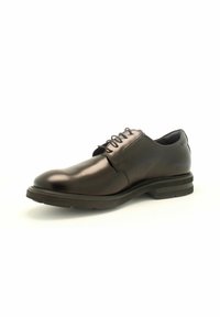 Chaussure habillée en cuir marron avec une finition brillante, bout rond, design à lacets et semelle en caoutchouc noir texturé pour une bonne adhérence.