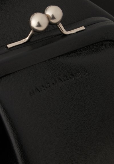 Черен кожен калъф с метално закопчаване и щамповано лого "Marc Jacobs", видимо на повърхността.