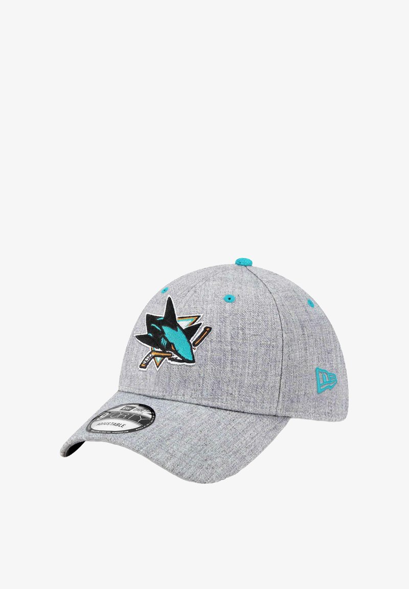Graue Kappe mit einem gestickten türkisfarbenen Haifischlogo, einem Hockeyschläger und einem blauen Akzent auf dem Knopf. Verstellbare Passform.