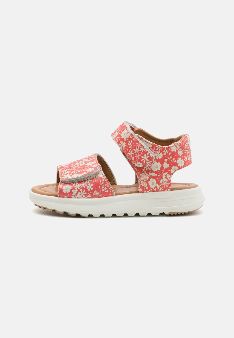 Sandal med blommönster i korall och kräm, med justerbara remmar, en vadderad sula och en vit gummisula med greppmönster.