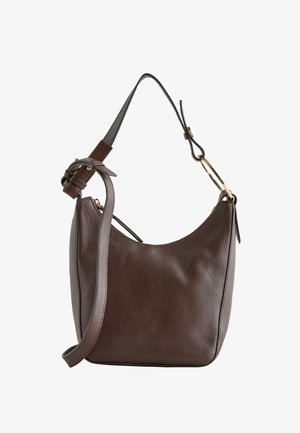 Sötétbarna, texturált bőr válltáska állítható pánttal és aranyszínű gyűrűs díszítéssel, fehér háttéren.