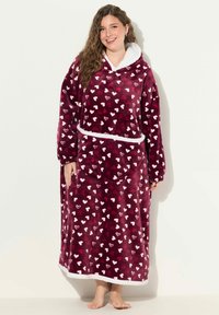 Weinrote übergroße Kapuzenjacke aus weichem Fleece, mit einer weißen, fellgefütterten Kapuze und Saum, dekoriert mit kleinen Herzen in Rot und Pink.