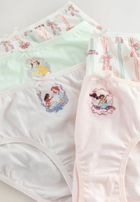 Cztery pary dziewczęcych majtek z miękkiej bawełny w pastelowych kolorach: miętowej zieleni, białe w kwiatowe wzory, jasnoróżowe i szaro-białe.