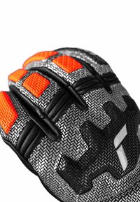 Schwarze und orange Handschuhe mit strukturiertem Stoff, gepolsterten Fingerspitzen und einem eleganten Design mit einem weißen Logo im Handgelenkbereich.