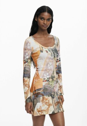 Mehrfarbiges Langarmkleid mit tailliertem Oberteil und ausgestellt Rock, das blumen- und abstrakte Muster in beigen, orangefarbenen und blauen Tönen zeigt.