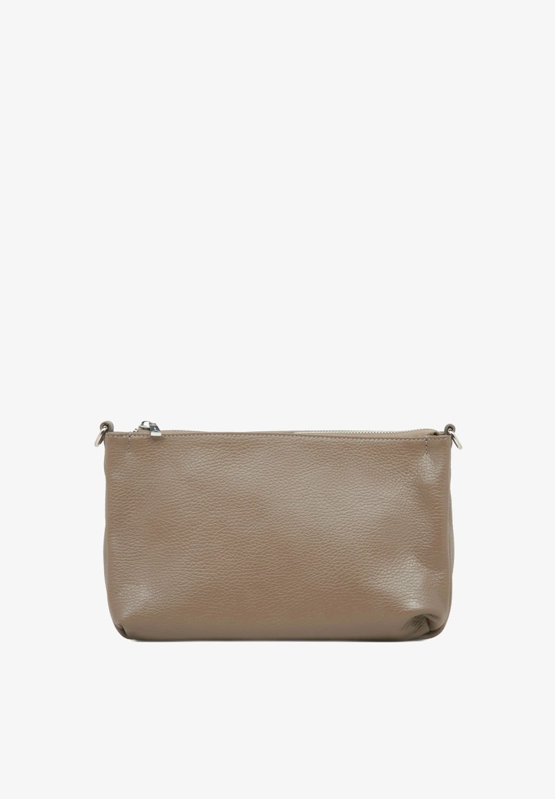 Brązowa skórzana torba o teksturowanej powierzchni, z zamkiem błyskawicznym i srebrnymi akcentami. Prostokątny kształt z zaokrąglonymi krawędziami.