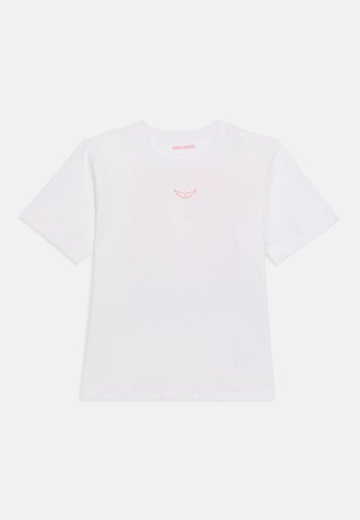 Λευκό κοντομάνικο μπλουζάκι με στρογγυλή λαιμόκοψη και μικρό ροζ λογότυπο φτερού στο κέντρο κάτω από τη λαιμόκοψη.