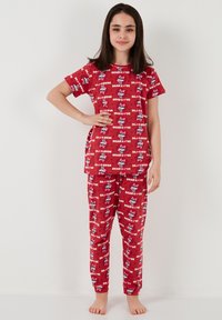 Röd pyjamasset med korta ärmar och vita och rosa tecknade tryck. Har en rund halsringning, lös passform och matchande mönstrade byxor. Tillverkat av bomull.
