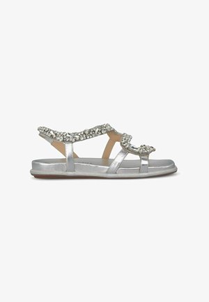 Zilveren platte sandalen met een metallic afwerking, voorzien van decoratieve rhinestones langs de banden en een gevoerd voetbed voor comfort.