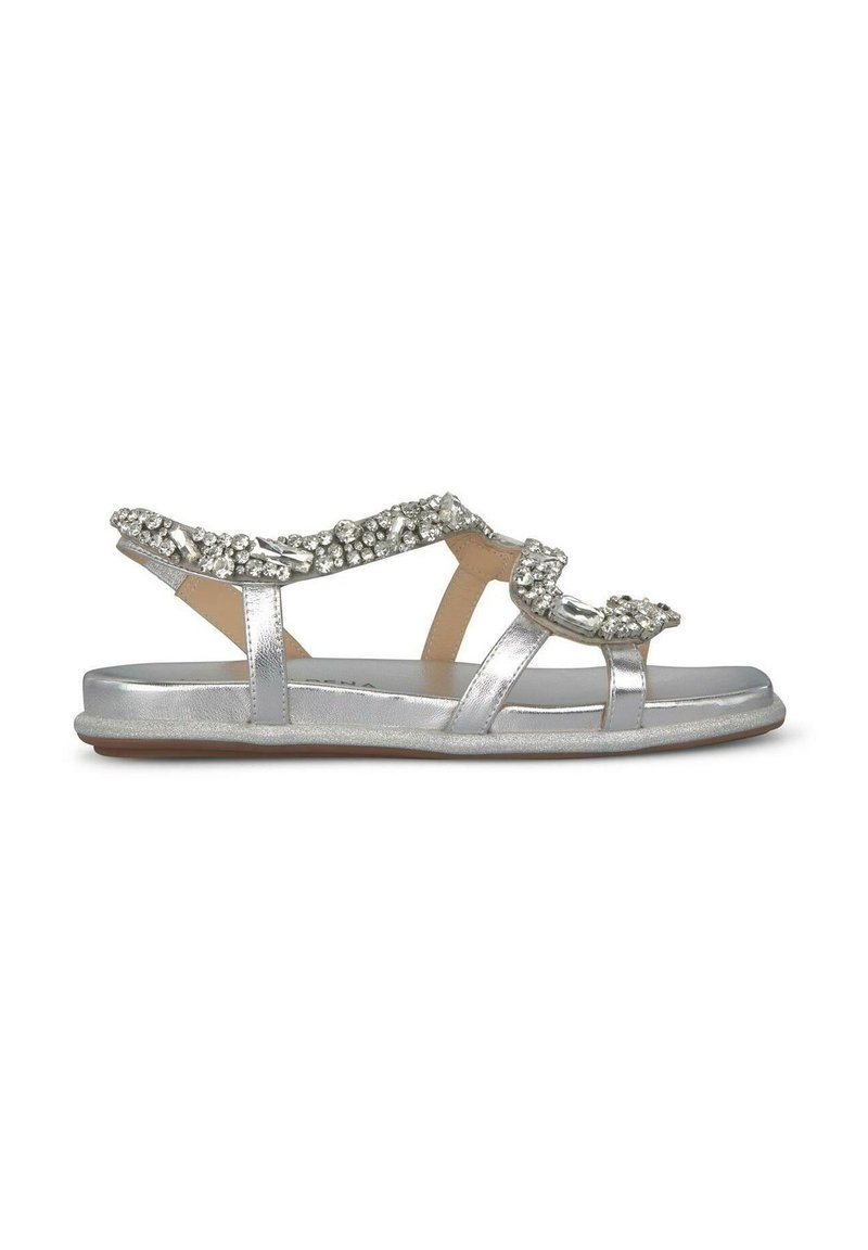 Zilveren platte sandalen met een metallic afwerking, voorzien van decoratieve rhinestones langs de banden en een gevoerd voetbed voor comfort.