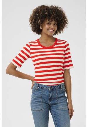 Haut en maille à rayures rouges et blanches à manches courtes avec un col rond, associé à un jean en denim bleu taille haute avec des poches avant.