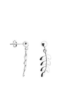 Silverblad-formade studs i öronen med en polerad yta, med en pärlaccent högst upp och avlånga bladdetaljer hängande nedanför.