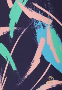Tissu abstrait bleu marine présentant de grands motifs en coups de pinceau de vert menthe, rose clair et bleu, avec un petit logo doré dans le coin.