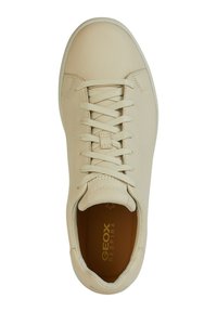Beige lädersneakers med rund tå, platta snören och en minimalistisk design. Har "GEOX RESPIRA"-logotyp inuti skon.