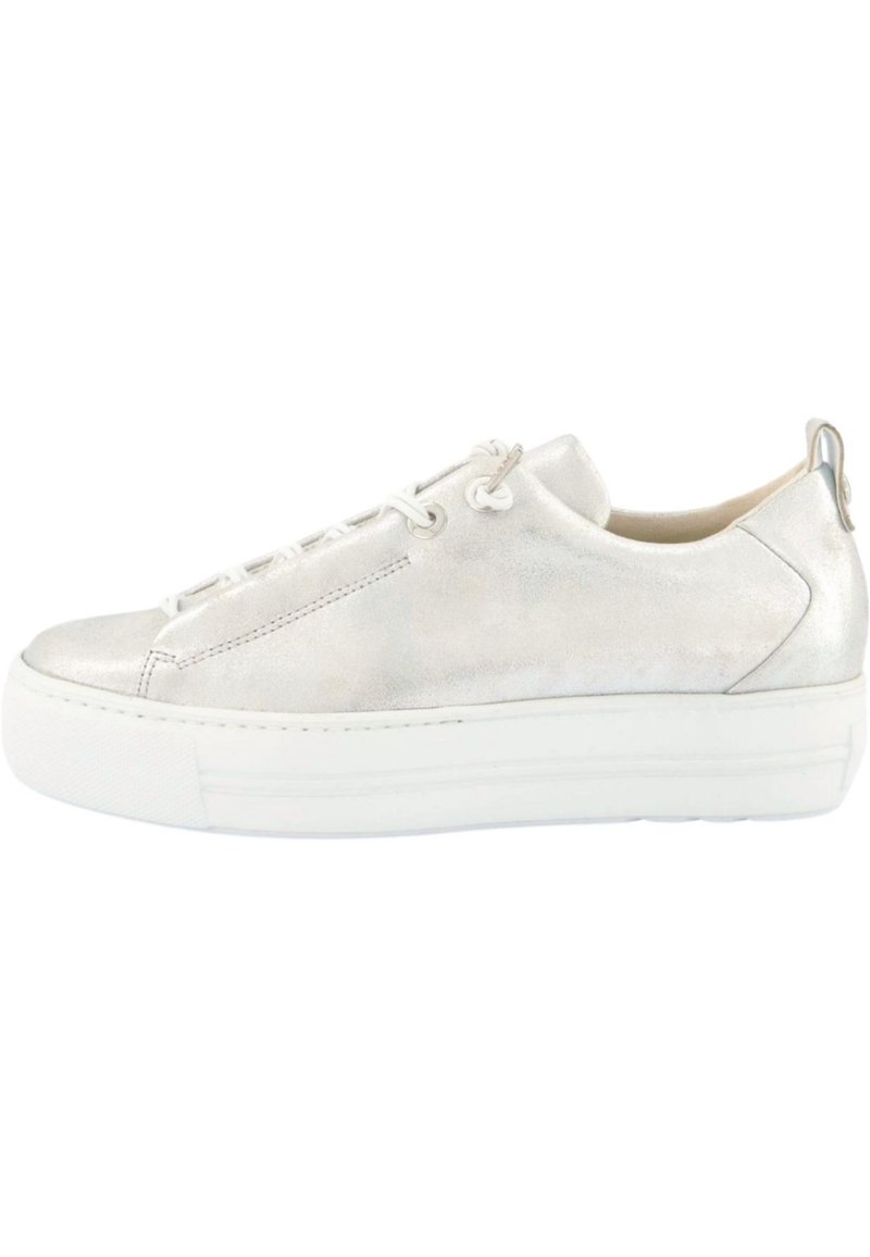 Metallisch silberner Sneaker mit schickem Design, flacher weißer Sohle und runder Zehenpartie. Verfügt über eine Schnürung und eine kleine Lasche an der Rückseite für einfaches Anziehen.