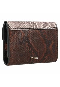 Portefeuille en simili vipère marron foncé avec un design à rabat, présentant un contour noir et un logo "FOSSIL" en relief doré. Détails de surface texturée.
