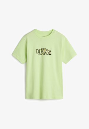 Camiseta de algodón verde claro con mangas cortas y cuello redondo. Presenta una impresión gráfica de la palabra "LAWS" en varios colores y estilos.