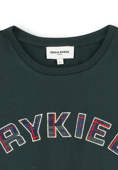 Donkergroene katoenen crewneck t-shirt met meerkleurige geborduurde ruitpatronen die "RYKIEL" spellen, omlijnd met beige accenten. Label zichtbaar.