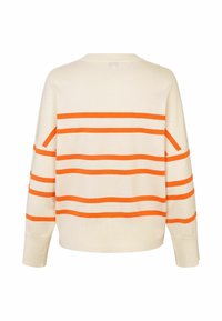 Crème gebreide trui met oranje horizontale strepen, ontwerp met verlaagde schouders, ronde hals en lange mouwen. Soepele textuur met geribbelde onderrand.