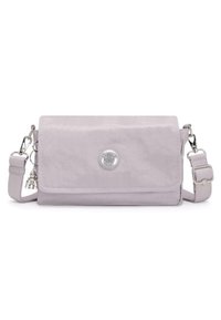 Borsa a tracolla viola chiaro realizzata in materiale morbido. Presenta un logo argentato, una tracolla regolabile e un piccolo ciondolo attaccato.