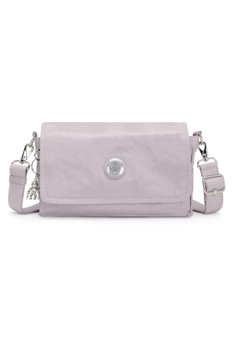 Borsa a tracolla viola chiaro realizzata in materiale morbido. Presenta un logo argentato, una tracolla regolabile e un piccolo ciondolo attaccato.