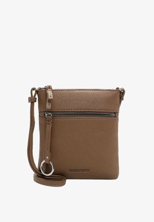 Bolso bandolera de cuero marrón con superficie texturizada, bolsillo frontal con cremallera, correa ajustable y detalles en metal plateado. Logo grabado en la parte frontal.