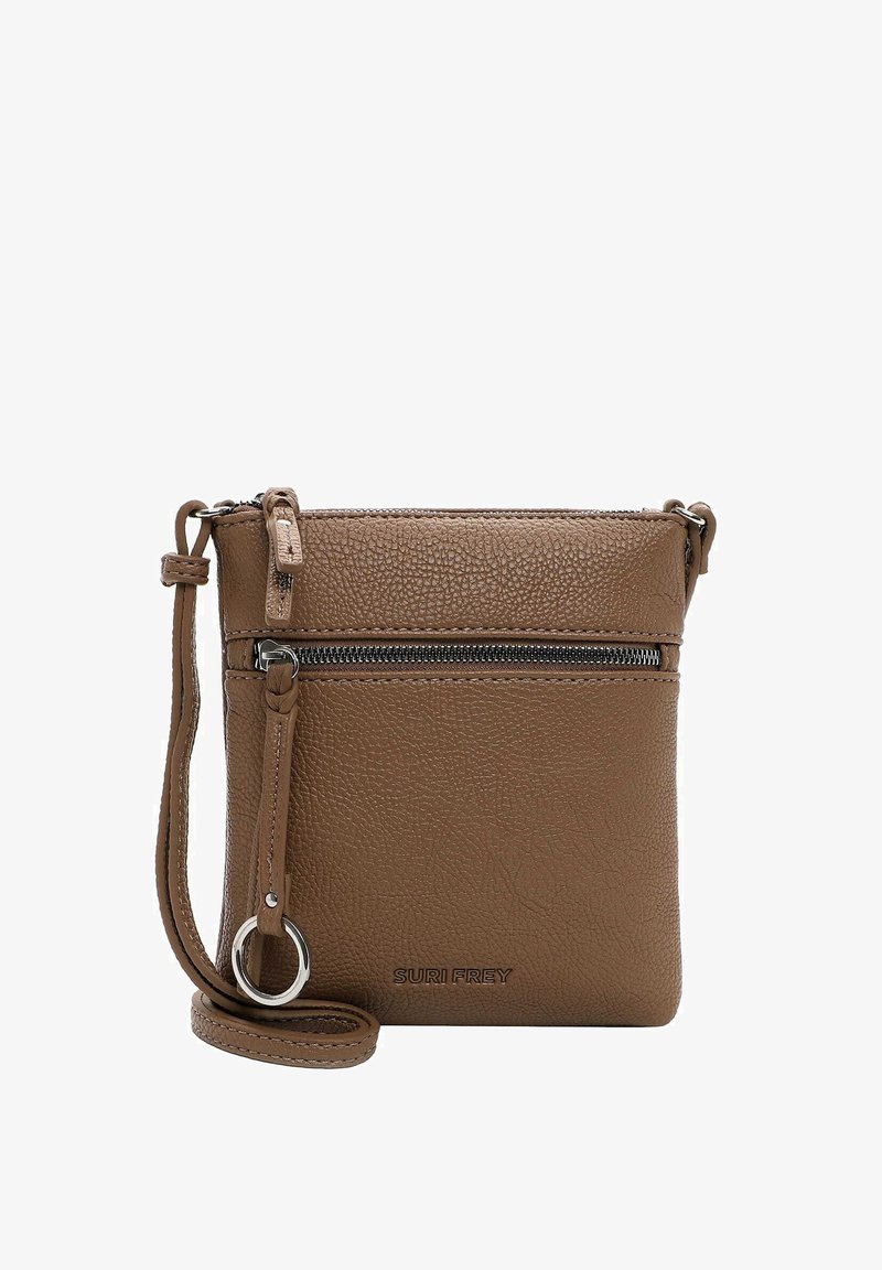 Hnědá kožená kabelka přes rameno s texturovaným povrchem, přední kapsou na zip, nastavitelným popruhem a stříbrnými kovovými akcenty. Logo je vyražené vpředu.