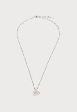 Collier chaîne en argent avec un pendentif rond rose présentant un design détaillé de tête de Méduse.