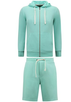 Mintgroene hoodie met een voorrits en twee zakken, gecombineerd met mintgroene shorts met een elastische tailleband en trekkoord.