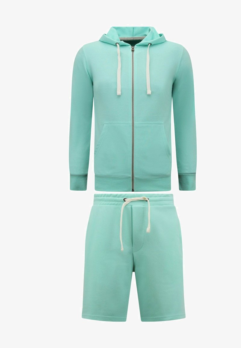 Mintgroene hoodie met een voorrits en twee zakken, gecombineerd met mintgroene shorts met een elastische tailleband en trekkoord.