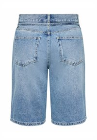 Short en jean bleu clair taille haute avec deux poches arrière et passants de ceinture, vu de dos sur fond blanc.
