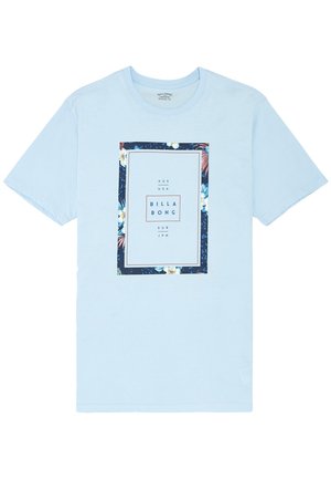 Jasnoniebieski T-shirt z krótkim rękawem, z prostokątną kwiatową ramką i umieszczonym w centrum napisem "BILLABONG" oraz skrótami nazw krajów wewnątrz.