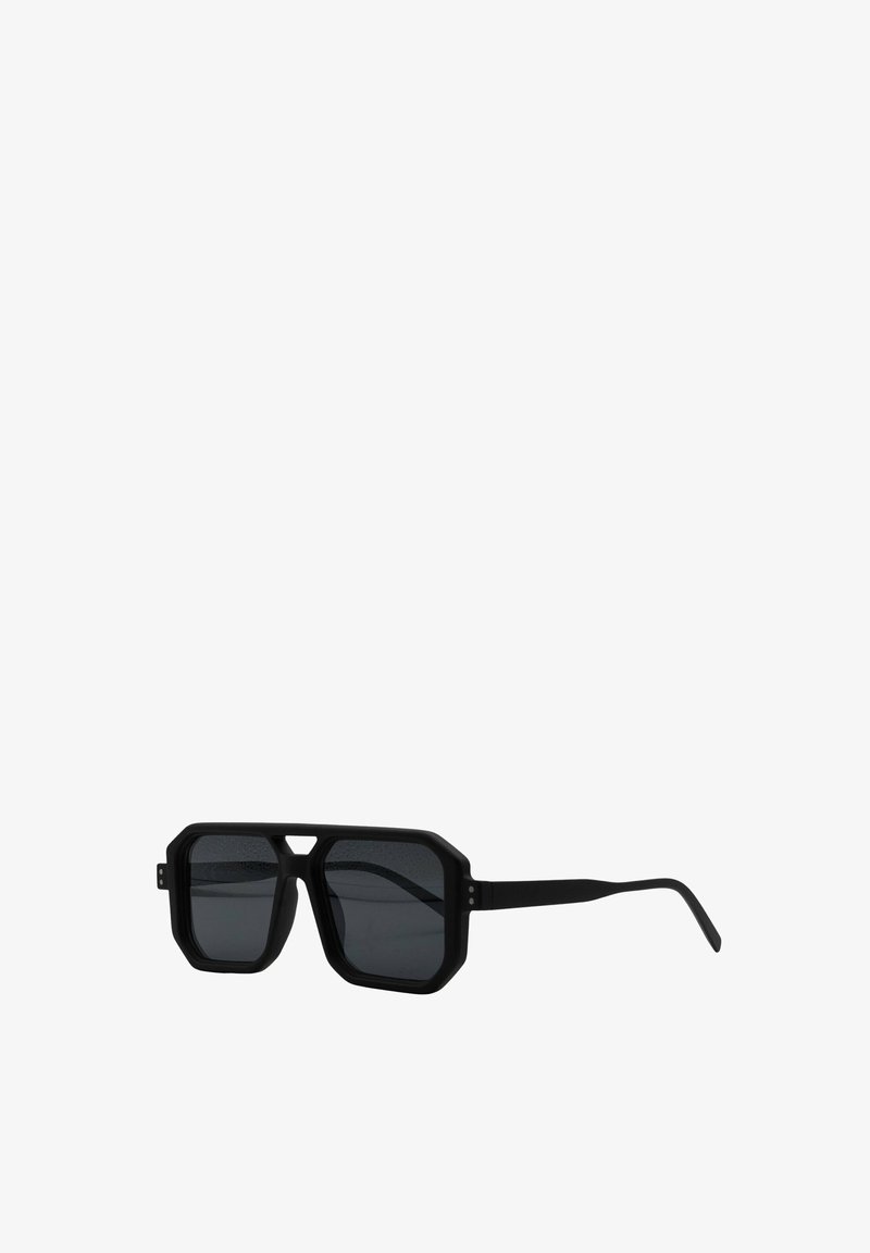 Occhiali da sole neri con montatura ottagonale, lenti scure e design elegante e minimale. Caratterizzati da aste sottili e dritte e accenti hardware discreti.